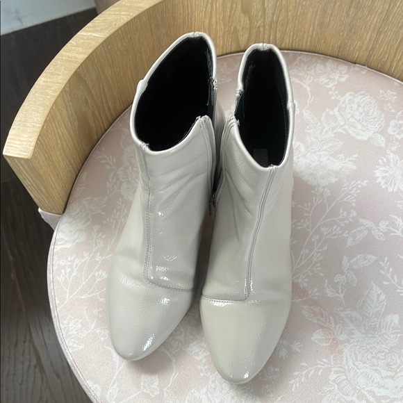 Elegant White Ankle Boots - Picture 3 of 6